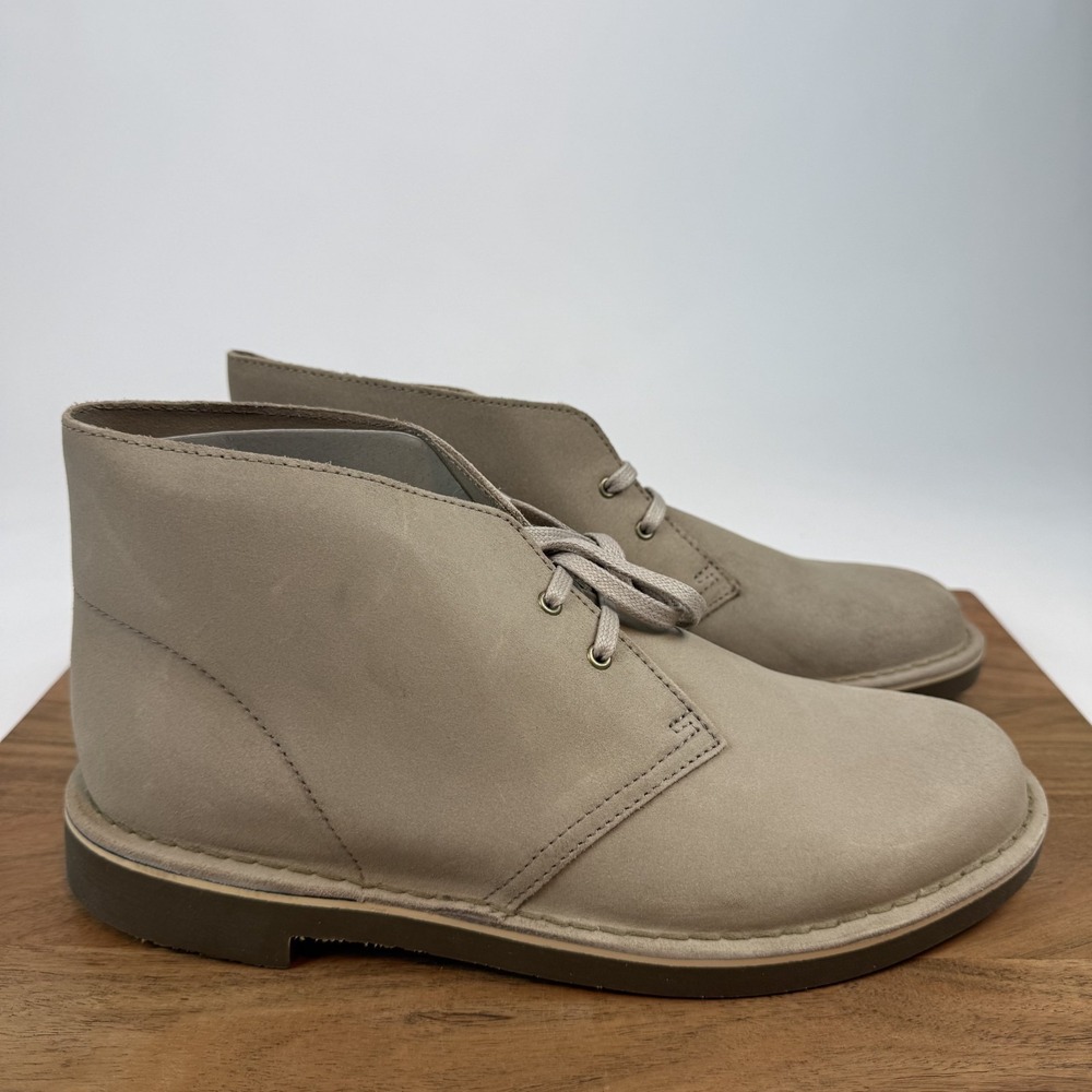 New Mens Clarks Shepton Beige Nubuck Distressed Casual Chukka Boot Size 10.5 NIB